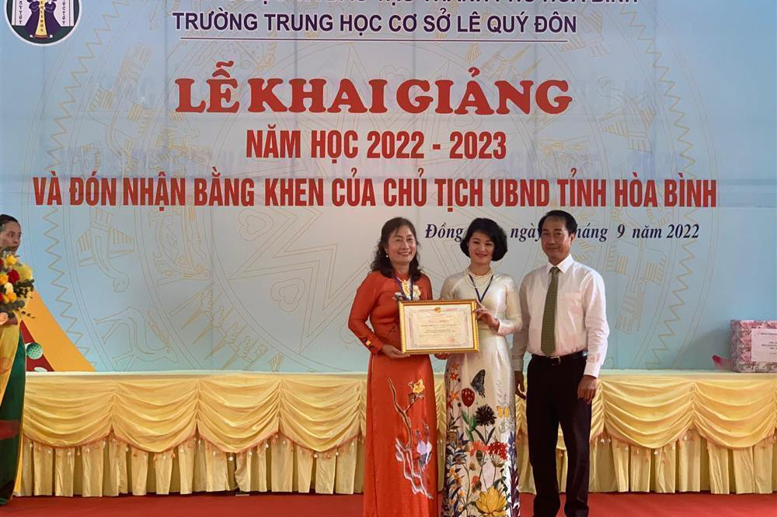 Ông Lê Văn Thành - Ủy viên ban chấp hành Đảng bộ Thành phố, Chủ tịch UBND phường Đồng Tiến, thừa quyền của đồng chí Chủ tịch UBND tỉnh, lên trao tặng Bằng khen của Ủy ban nhân dân tỉnh Hòa Bình cho Trường THCS Lê Quý Đôn