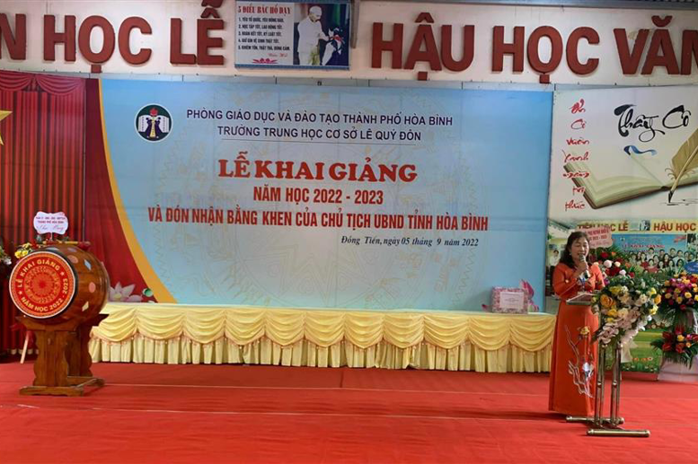Cô giáo Phạm Thị Hải Châu - Bí thư chi bộ, Hiệu trưởng nhà trường tuyên bố Khai giảng năm học 2022-2023 và đánh trống khai trường.