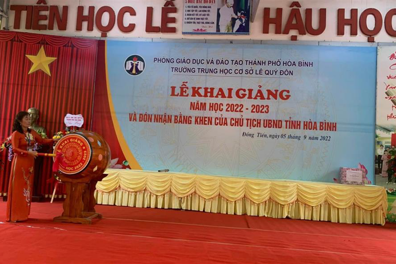 cô giáo Phạm Thị Hải Châu - Bí thư chi bộ, Hiệu trưởng nhà trường tuyên bố Khai giảng năm học 2022-2023 và đánh trống khai trường.