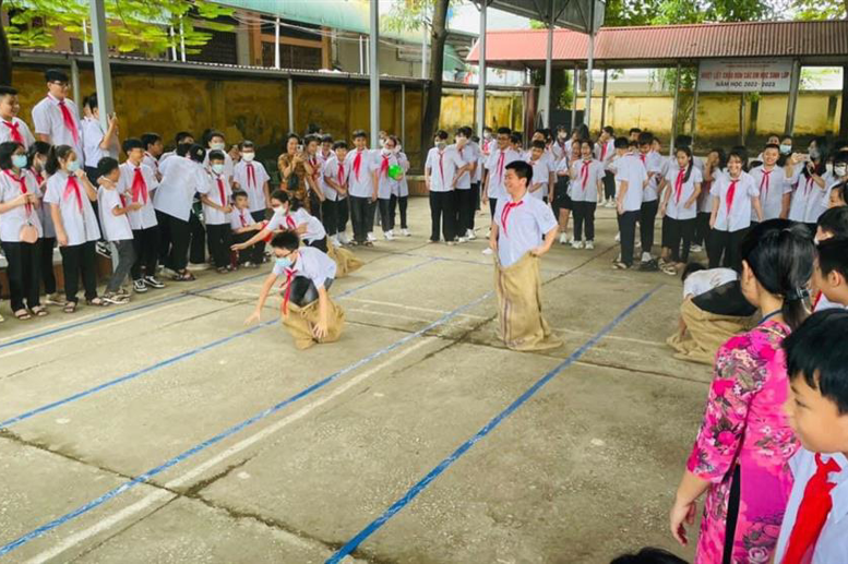 Phần thi nhảy bao bố của các em HS khối 6-7