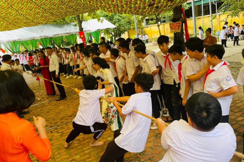 Phần hội kéo co của các em HS khối 8-9