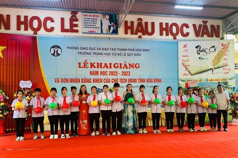 Phần tặng lợn tiết kiệm và ‘Phát vốn: may mắn 50.000đ/mỗi chú lợn của nhà trường đối với 16 lớp