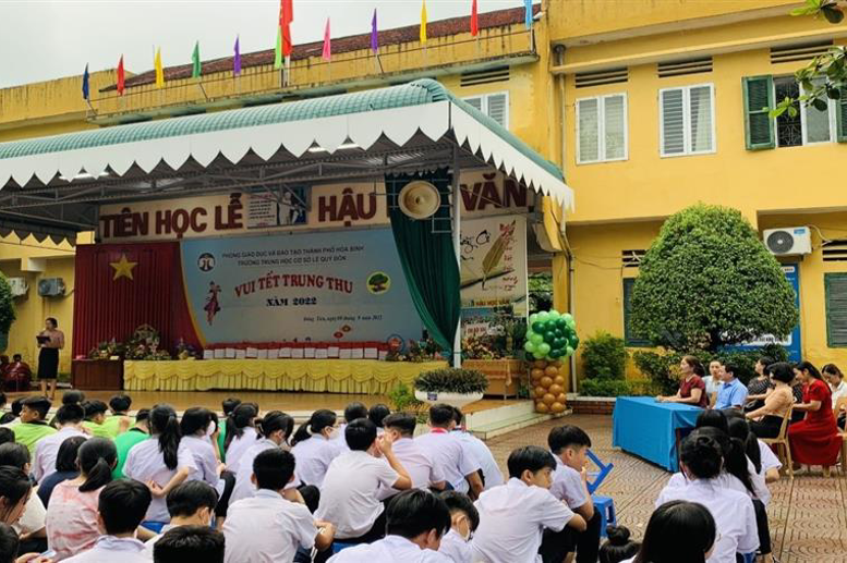 Cô giáo Tổng phụ trách Đội nhắc lại ý nghĩa ngày Tết Trung thu