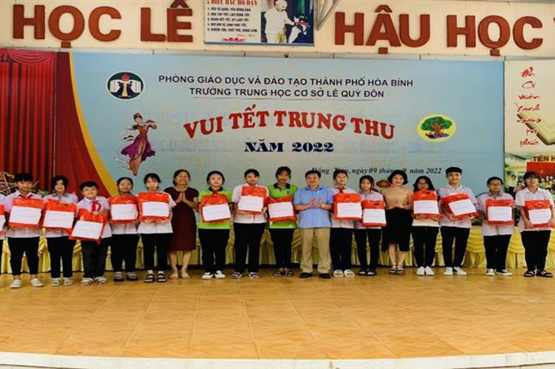 Ban Giám Hiệu nhà trường cùng trưởng ban đại diện CMHS tặng quà