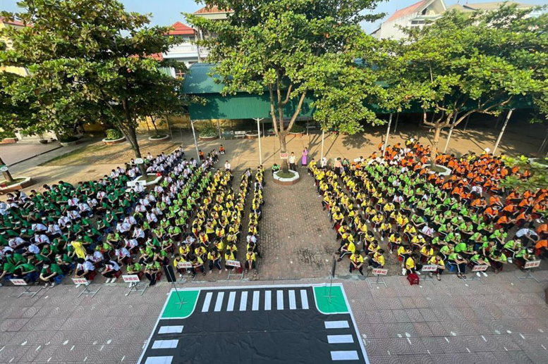 Toàn cảnh buổi ngoại khóa nhìn từ trên cao.