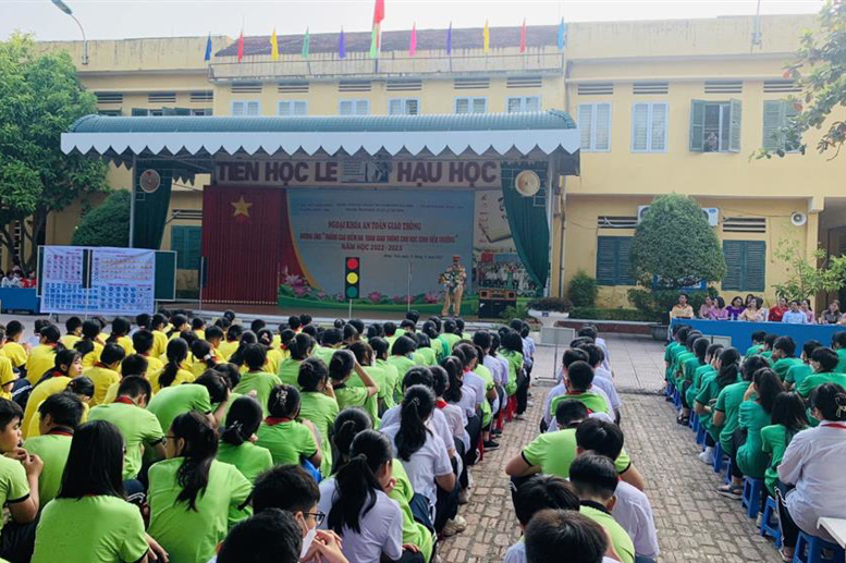 Các bạn học sinh khối 8,9 thích thú với chương trình ngoại khóa