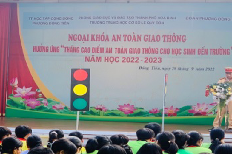 Đồng chí Nguyễn Hữu Trường – Cán bộ đội CSTT- Công an TP Hòa Bình hướng dẫn những kĩ năng khi tham gia giao thông.