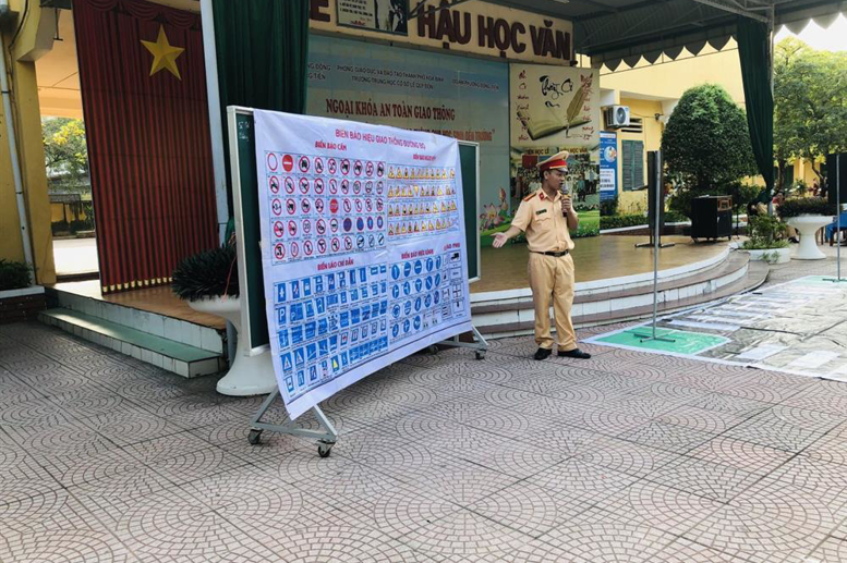 Thiếu tá Nguyễn Hữu Trường hướng dẫn các em về các loại biển báo 