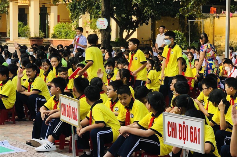 Các em học sinh nhiệt tình, sôi nổi giơ tay trả lời các câu hỏi.