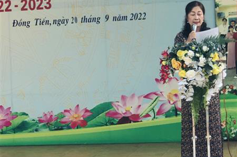 Cô giáo Phạm Thị Hải Châu- Bí thư chi bộ- Hiệu trưởng nhà trường thông qua nội dung bản cam kết trước CB, GV và HS toàn trường.