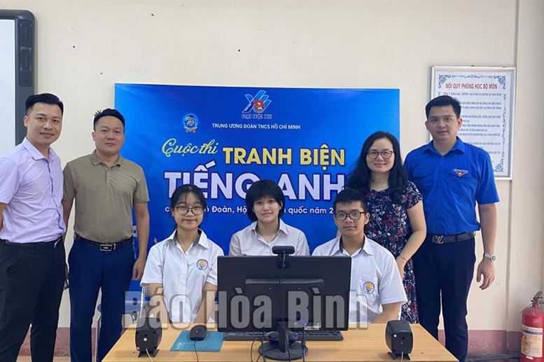 3 học sinh lớp 12 chuyên Anh, trường THPT chuyên Hoàng Văn Thủ (áo trắng) tự tin bước vào Cuộc thi Tranh biện tiếng Anh năm 2022 do Trung ương Đoàn TNCS Hồ Chí Minh tổ chức.