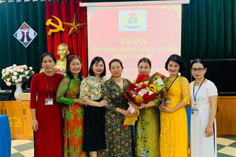 Đồng chí Lê Thị Thủy, Dương Thị Thanh Huyền tặng hoa chúc mừng Đại hội.