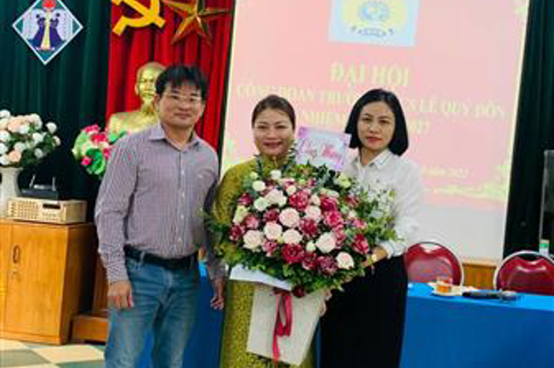 Đại diện Ban thường trực cha mẹ học sinh nhà trường tặng hoa Đại hội