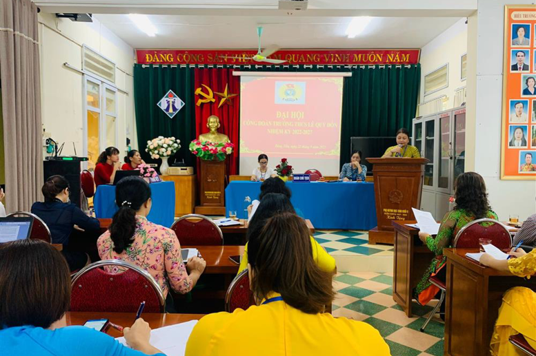 Đồng chí Bạch Thị Thu Hà thông qua Báo cáo tổng kết hoạt động công đoàn Trường THCS Lê Qúy Đôn nhiệm kì 2016- 2022, phương hướng nhiệm vụ nhiệm kì 2022-2027