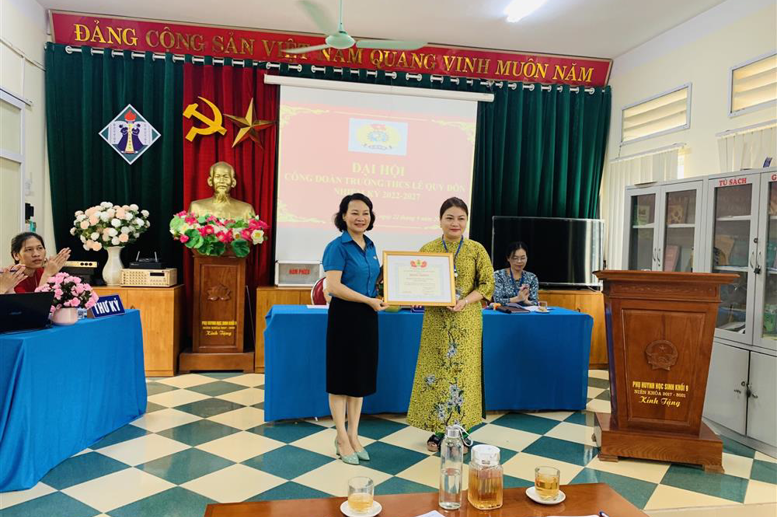 Đồng chí Lê Thị Thu Hiền trao Bằng khen của Liên đoàn Lao động tỉnhcho tổ chức Công đoàn nhà trường.