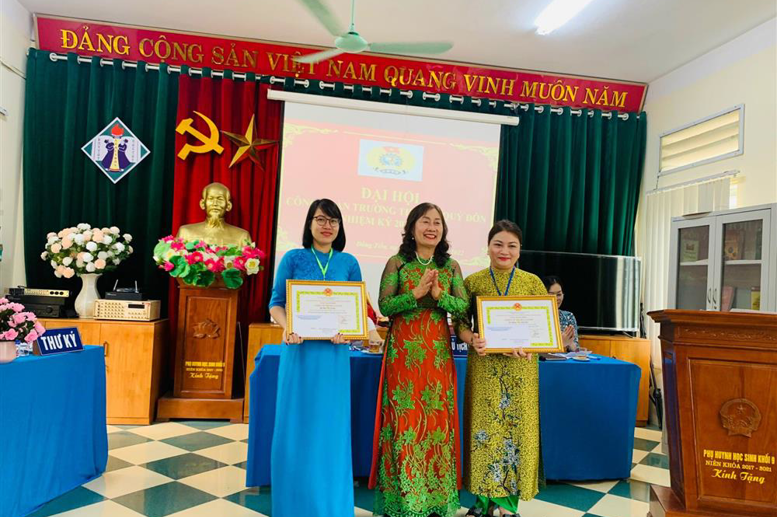 Đồng chí Phạm Thị Hải Châu- Bí thư chi bộ- Hiệu trưởng trao tặng danh hiệu “Chiến sĩ thi đua cấp cơ sở” cho 2 đồng chí