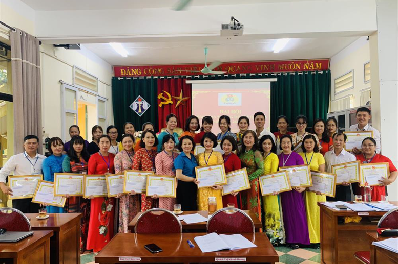 Đồng chí Lê Thị Thu Hiền và đồng chí Phạm Thị Hải Châu trao tặng danh hiệu Lao động tiên tiến cho 30 đồng chí trong nhà trường.