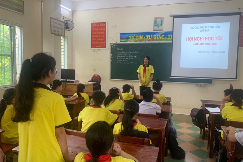 Các bạn học sinh lớp 6A1 mạnh dạn bày tỏ những khó khăn khi học chương trình cấp THCS để được thầy cô giải đáp 