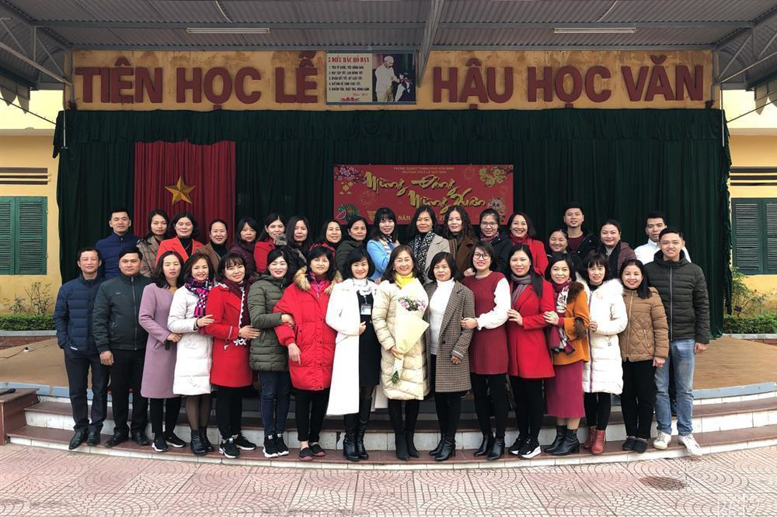 CB-GV-NV nhà trường chụp ảnh lưu niệm đầu Xuân