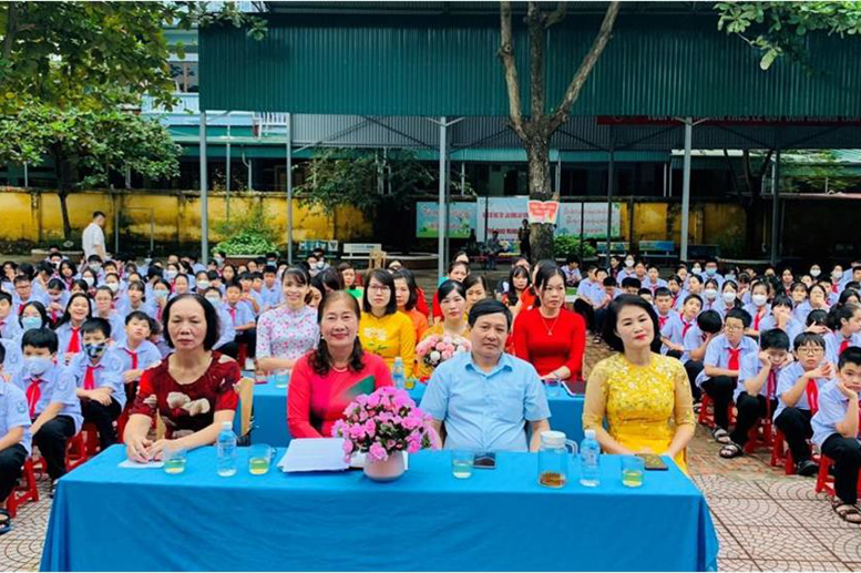 Các đại biểu, các thầy cô cùng các em học sinh tham gia chương trình