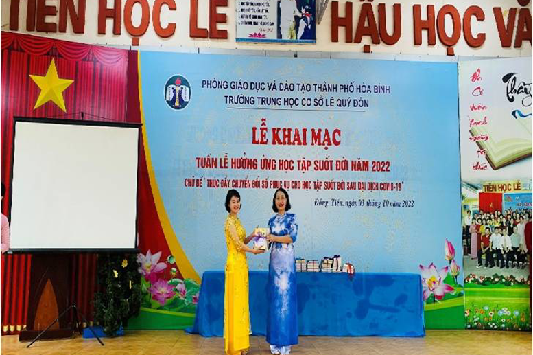 Đại diện các tổ chuyên môn tặng sách cho thư viện nhà trường