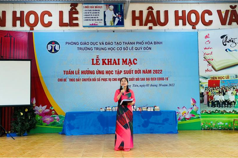 Cô giáo Phạm Thị Hải Châu – Hiệu trưởng nhà trường  phát biểu bế mạc Lễ khai mạc “Tuần lễ hưởng ứng học tập suốt đời năm 2022”