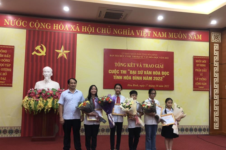 Các em học sinh đạt giải Ba được Ông Bùi Xuân Trường- Phó Giám đốc Sở Văn hóa, Thể thao và Du lịch tỉnh Hòa Bình tặng hoa chúc mừng và trao giải