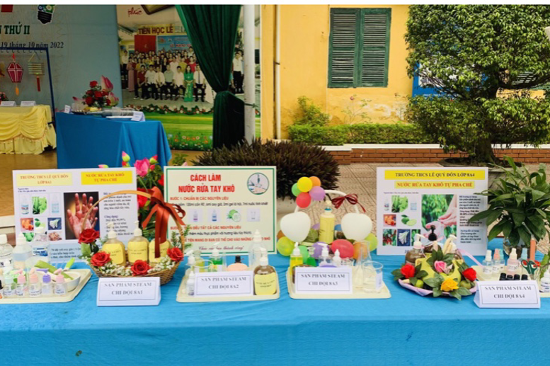 Sản phẩm nước rửa tay khô và nước rửa chén sinh học của các em học sinh khối 8