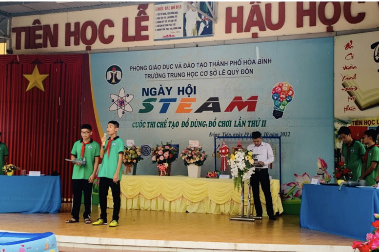 Đội chơi của các em học sinh lớp 9A2 thuyết trình về sản phẩm máy hút bụi của lớp mình