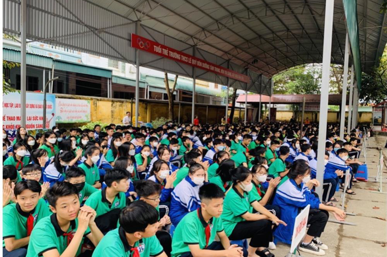 Các em học sinh toàn trường chăm chú theo dõi