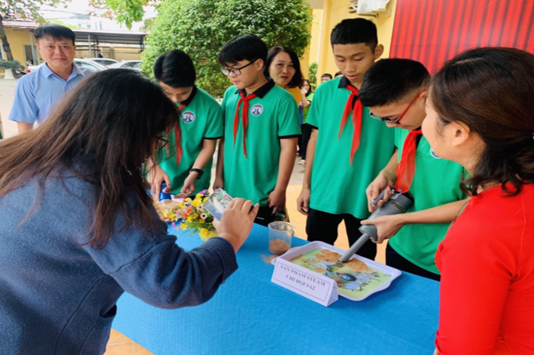 Kiểm tra khả năng hút bụi, máy hút bụi lớp 9A2 chạy rất khỏe và mạnh