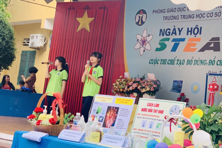 Các tiết mục văn nghệ với chủ đề về mẹ và các cô giáo