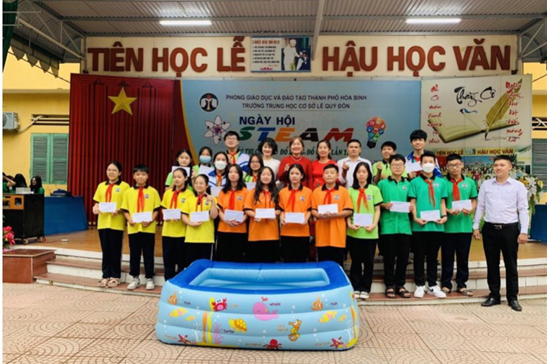 Cô giáo Phạm Thị Hải Châu- Bí thư chi bộ- Hiệu trưởng nhà trường và cô Phạm Thị Thu Hằng- Phó bí thư chi bộ- Phó Hiệu trưởng nhà trường chụp ảnh lưu niệm với 16 đội chơi và các thầy cô giáo trong Ban cố vấn