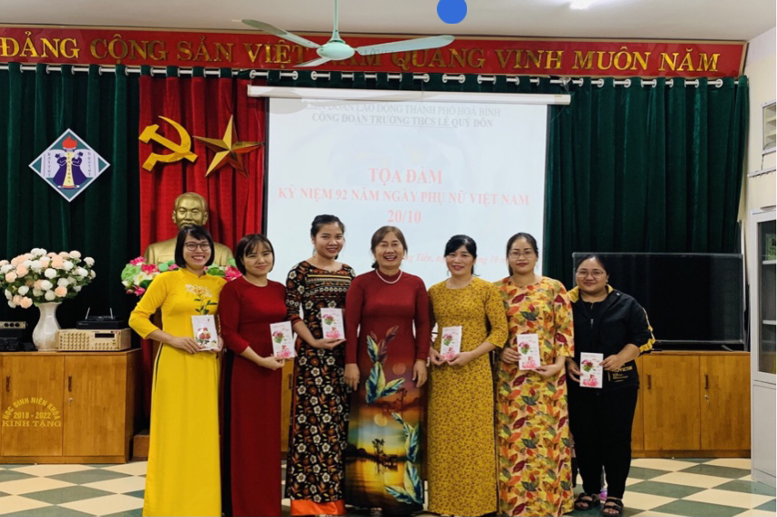 Cô giáo Phạm Thị Hải Châu- Bí thư chi bộ- Hiệu trưởng nhà trường nhà trường tặng quà cho các cô tổ Văn phòng và tổ Khoa học tự nhiên