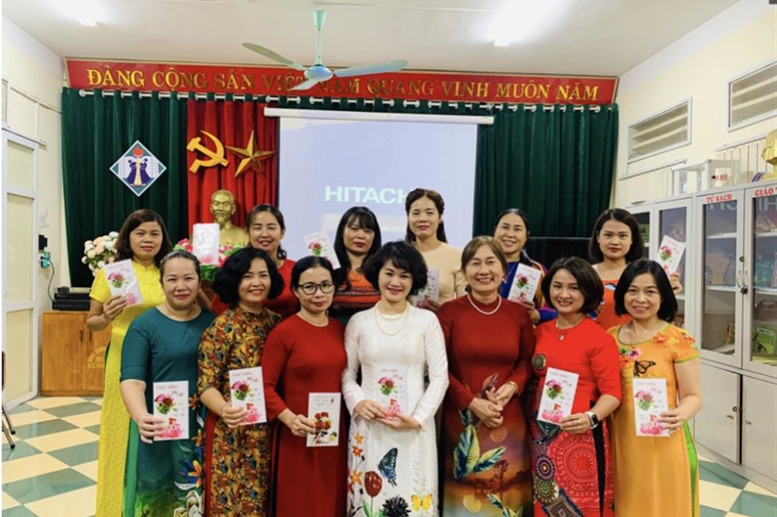 Cô giáo Phạm Thị Hải Châu- Bí thư chi bộ- Hiệu trưởng nhà trường tặng quà cho các cô tổ Toán- Tin- Ngoại ngữ