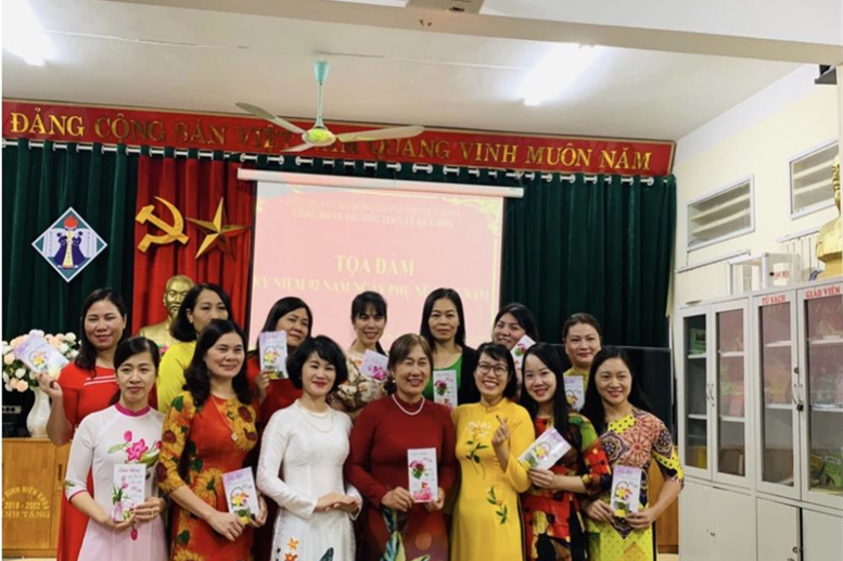 Cô giáo Phạm Thị Thu Hằng- Phó bí thư chi bộ- Phó Hiệu trưởng nhà trường và cô Bùi Thị Xuân- Phó chủ tịch công đoàn nhà trường tặng quà cho các cô tổ Khoa học xã hội.