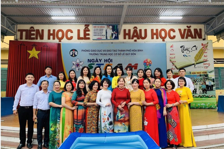 Các thầy cô trong hội đồng sư phạm nhà trường cùng chụp bức ảnh kỉ niệm Ngày hội STEAM và Tọa đàm kỉ niệm 92 năm Ngày Phụ nữ Việt Nam