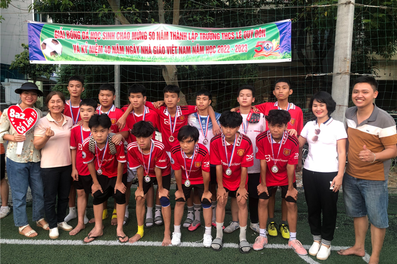 Cô Phạm Thị Hải Châu- Bí thư chi bộ, hiệu trưởng nhà trường và cô Phạm Thị Thu Hằng - Phó hiệu trưởng nhà trường  đến cổ vũ động viên các em học sinh thi đấu. 