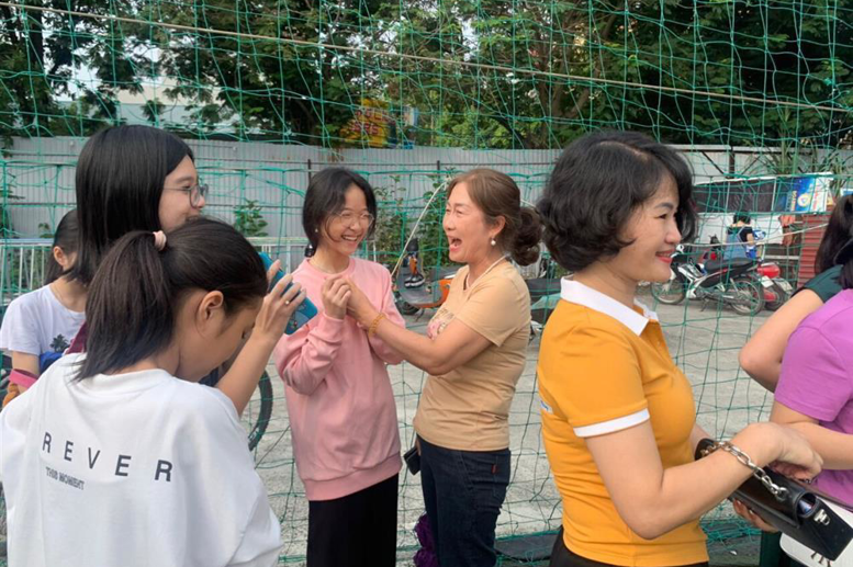 Hình ảnh các cổ động viên lan tỏa niềm vui  chúc mừng các cầu thủ ghi được bàn thắng. 