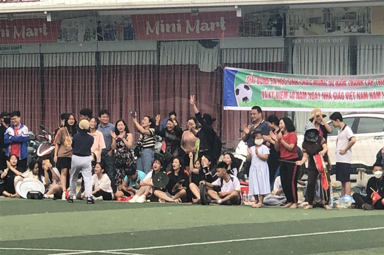 Sự cổ vũ nhiệt tình từ các bậc Phụ huynh, các thầy cô và các bạn…