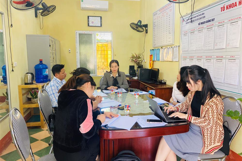 Nhóm GV dạy Ngữ văn tham gia trao đổi về các giải pháp nâng cao chất lượng