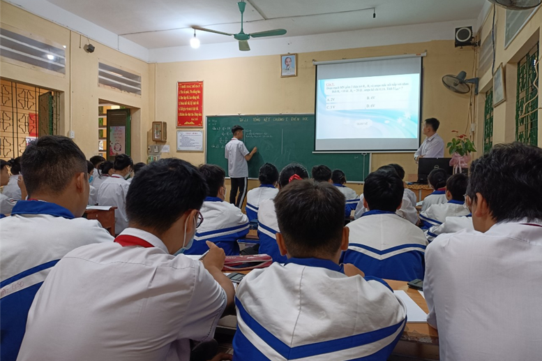 Tiết thao giảng dự thi GVG cấp trường của đ/ c Bùi Huy Hoàng -   tổ KHTN 