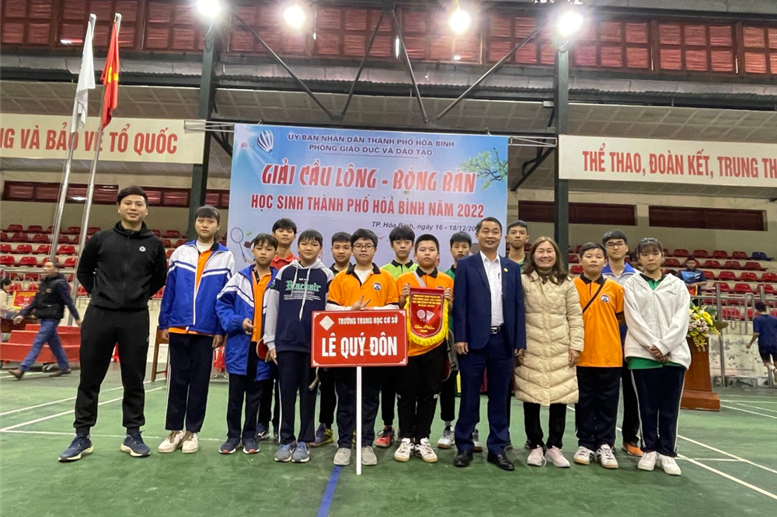 Ông Nguyễn Vinh Quang – Trưởng phòng CTTT và GDTX, CN Sở GD&ĐT Hòa Bình chụp ảnh lưu niệm cùng các thành viên trong đoàn