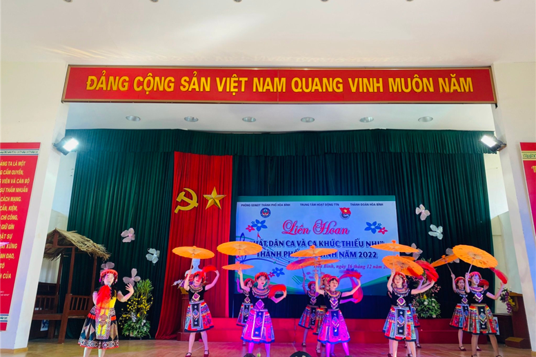 Liên khúc “Đi học- Nhà em ở lưng đồi” do các em lớp 6A2 biểu diễn