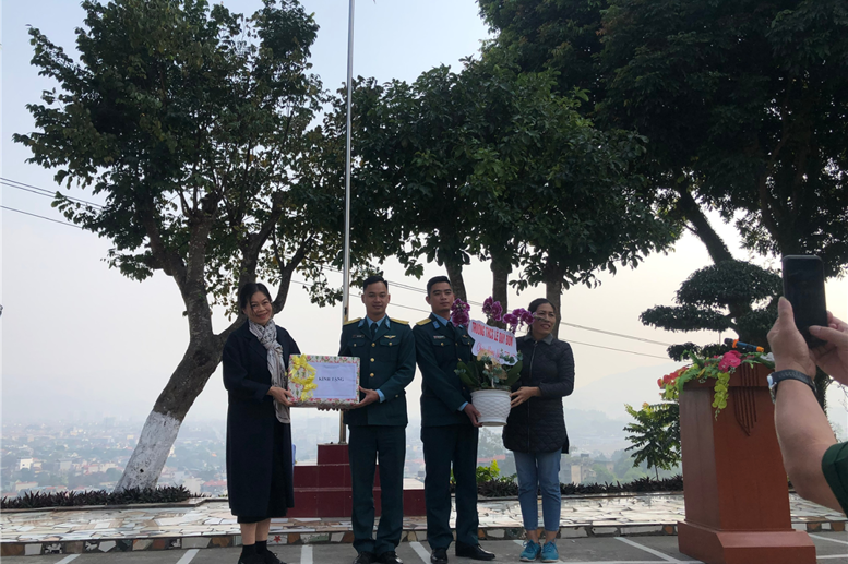 Các thầy cô giáo tặng quà lưu niệm cho đại diện Tiểu đoàn 152