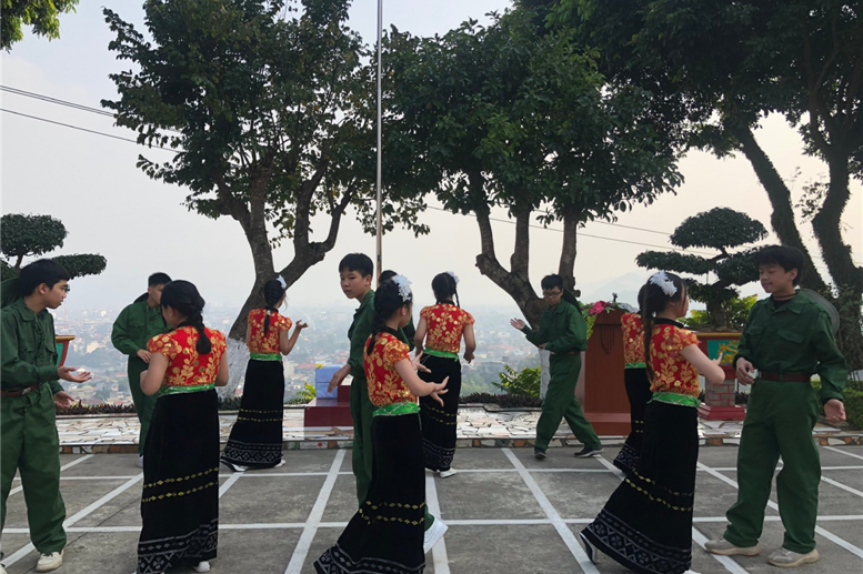 Tiết mục văn nghệ của lớp 7A1 mang tới buổi giao lưu 