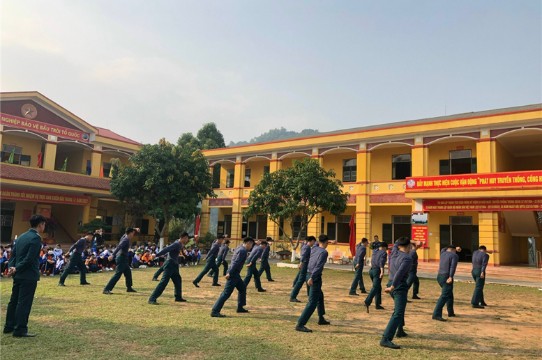 Đồng diễn thể dục và tập võ thuật của các chú bộ đội là tiết mục nhận được những tràng pháo tay kéo dài của các em