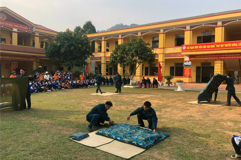 Các chú bộ đội tỉ mẩn trong từng động tác mẫu khi gấp chăn màn