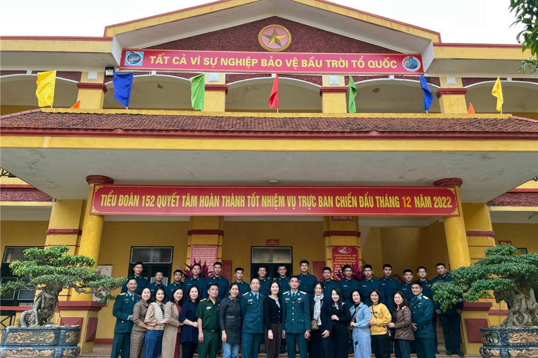 Thắm thiết tình cảm quân - dân