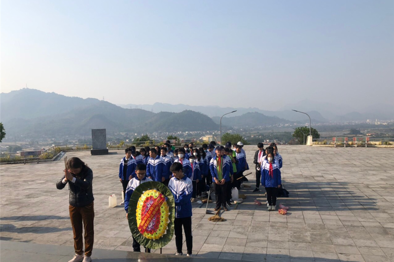 Cô giáo Phạm Thị Hải Châu - Hiệu trưởng nhà trường - Trưởng đoàn, cùng các thầy cô và các em học sinh dâng hương tưởng nhớ, tri ân tới các anh hùng, liệt sĩ.
